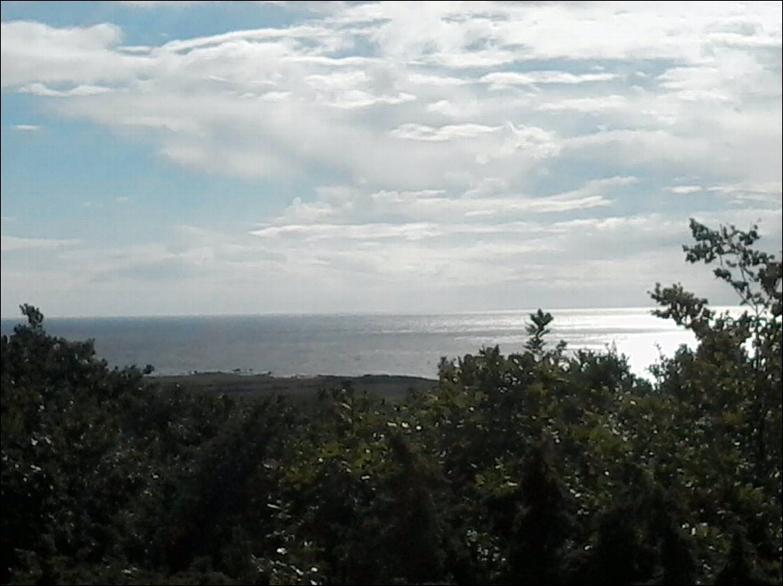 Et juste à côté, un tumulus de l'âge du bronze. Vue sur mer depuis son sommet.