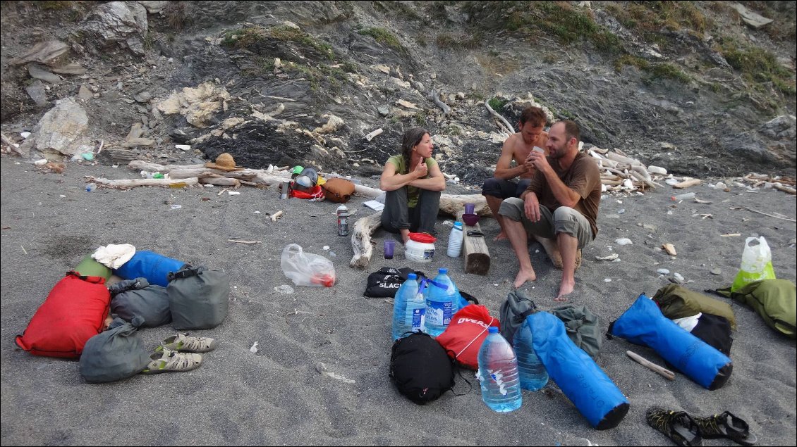 Grande plage avec déchets de plage (comme ce n'est malheureusement pas rare en Méditerranée) et eau douce !