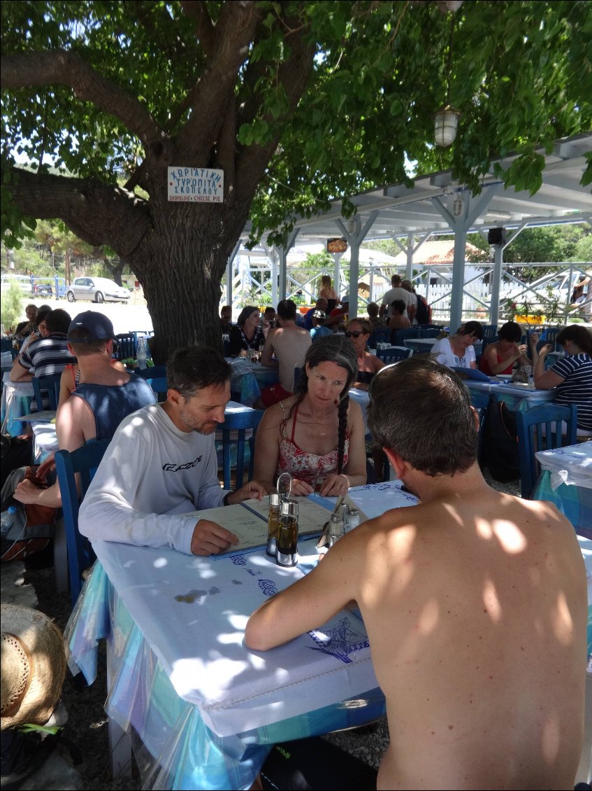 Petit resto en bord de plage à Agnontas