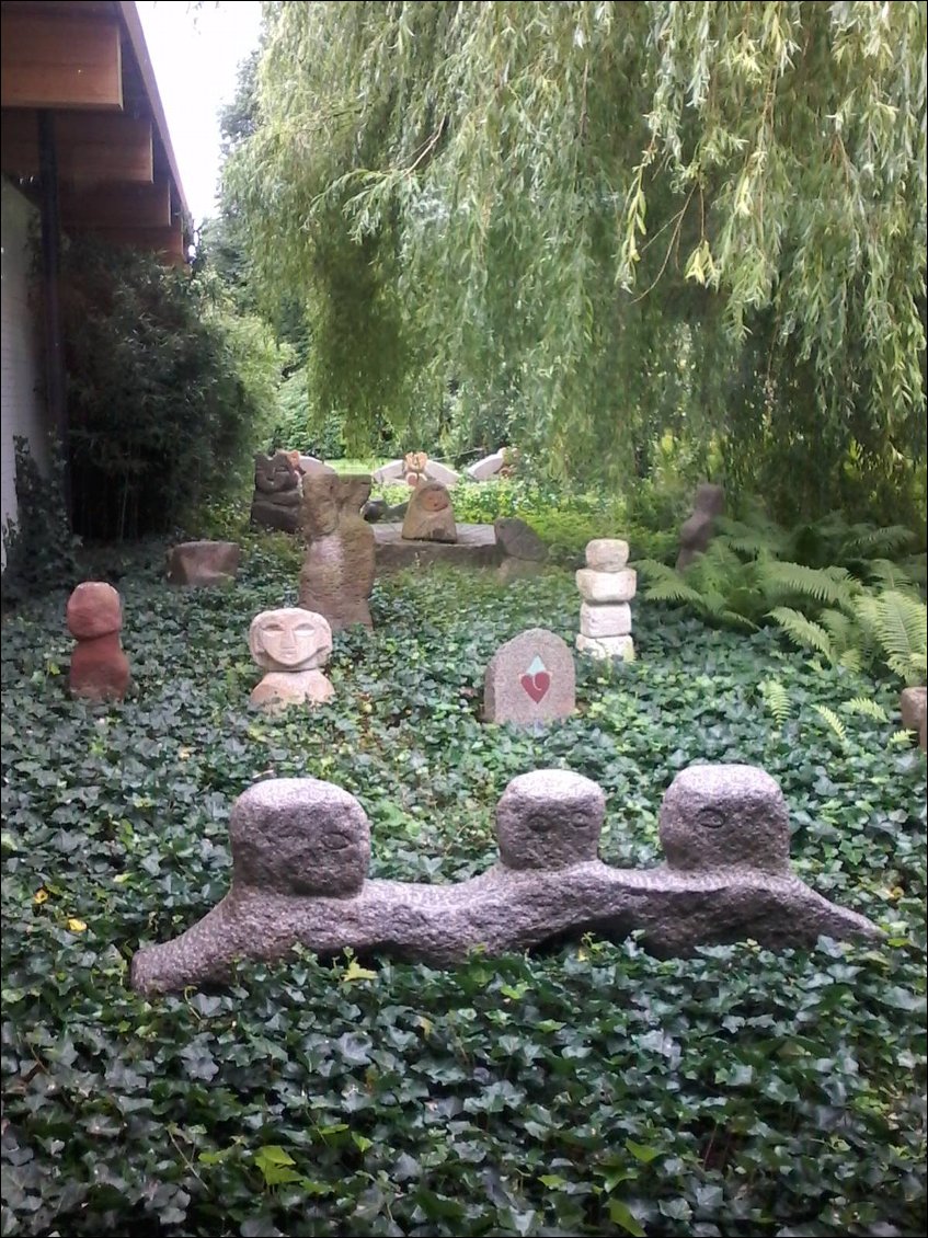 Différentes sculptures ornent le parc du musée