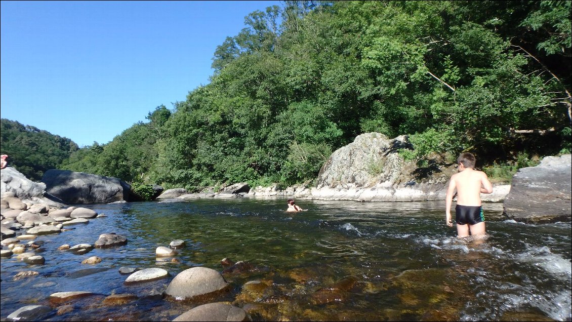 Baignade rafraîchissante dans l'Eyrieux