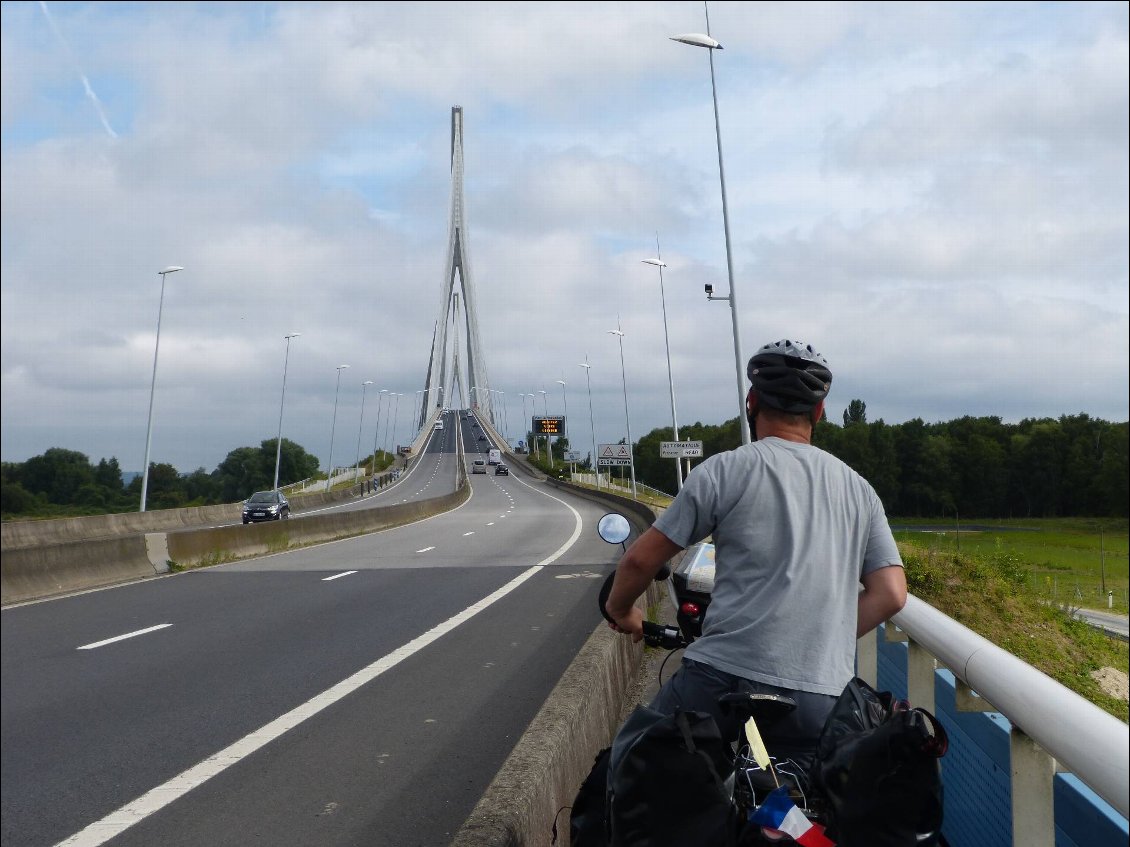 Le pont de Normandie (gratuit à vélo), à passer via la voie piétonne, plus sécurisée.