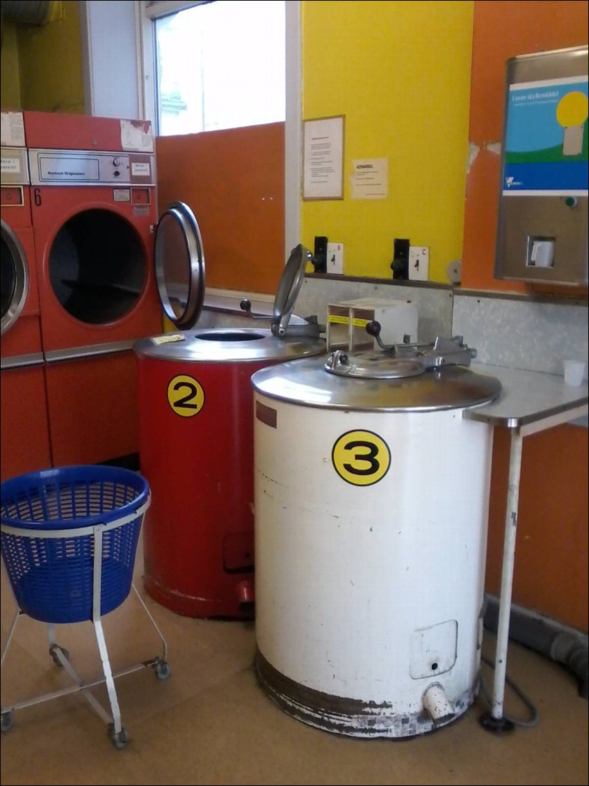 A Copenhague, j'en profite pour faire une grosse lessive dans une Laundry. Avant de charger son linge dans un séchoir, on peut le passer dans une centrifugeuse.