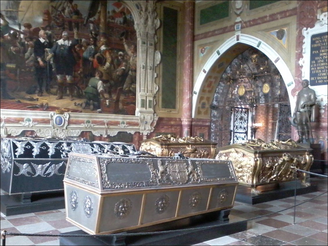 Quelques tombeaux. La nef est bordée de plusieurs chapelles renfermant toutes plusieurs sarcophages. Grosso modo, il a suffit de 4 prénoms pour nommer les rois : Harald, Valdemar (associé souvent à un signe distinctif, par exrmple Harald à la dent bleue), puis Frederik et Christian. Et ces 2 derniers se retrouvent souvent dans les noms de quartiers, de rues et d' autres choses.