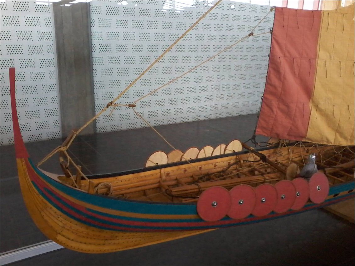Maquette du navire de guerre qui a été reproduit grandeur nature et a navigué jusqu'à Dublin.
