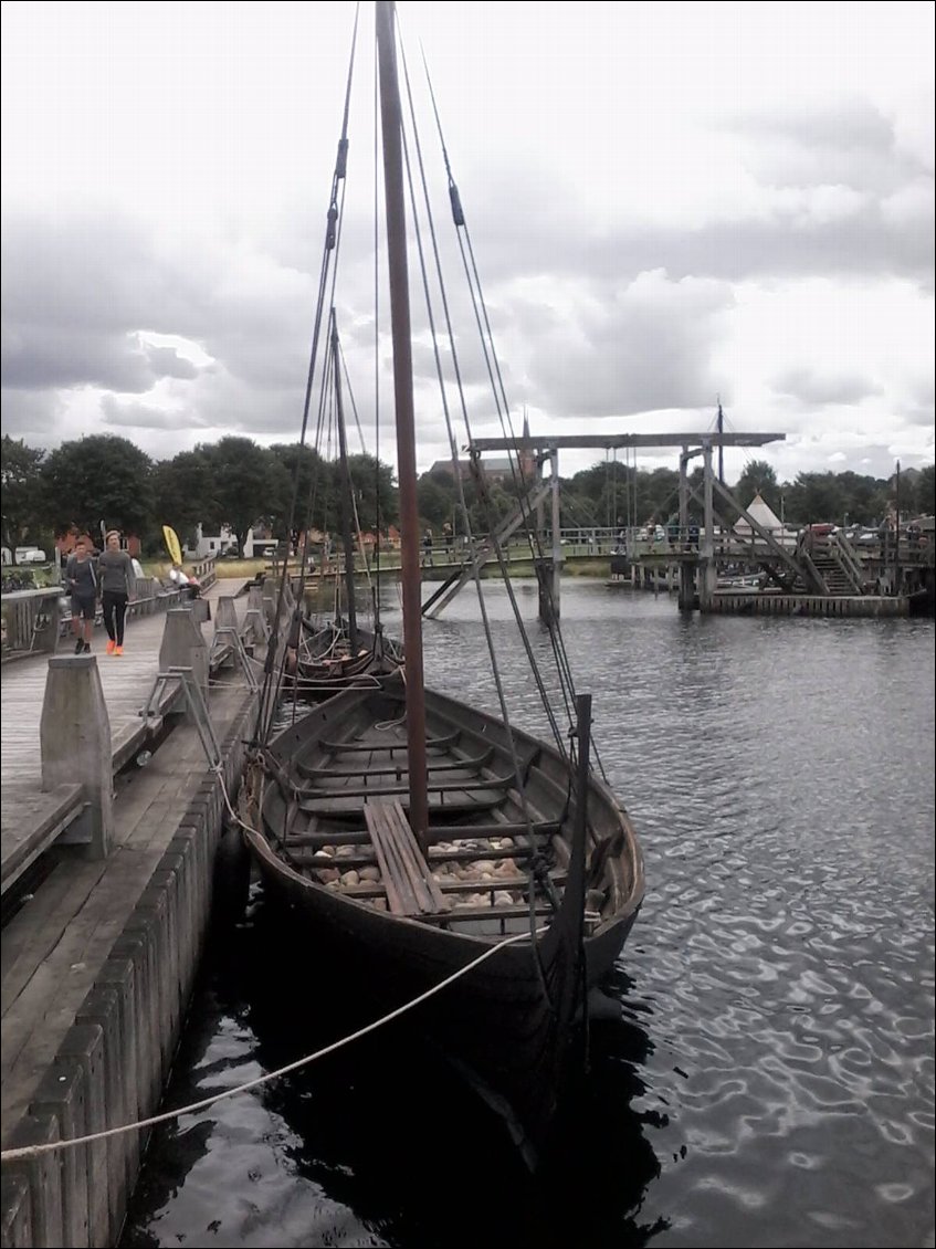 Plusieurs bateaux ont été fabriqués avec les outils et techniques de l'époque et peuvent naviguer.