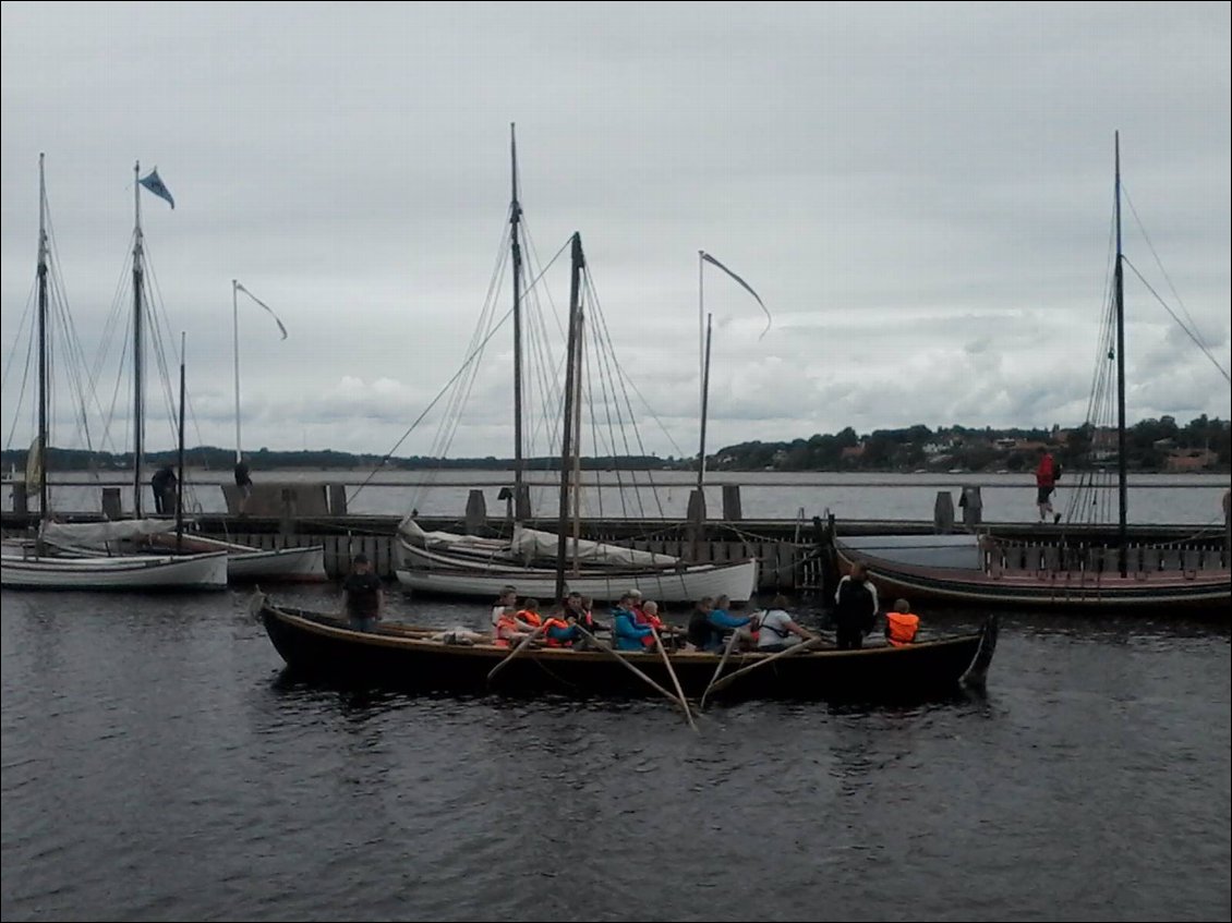 Et vogue la galère ! Sortie du port à la rame, tous bien coordonnés et en cadence s'il vous plaît. Interdit de rigoler, ce n'est pas si facile au début.