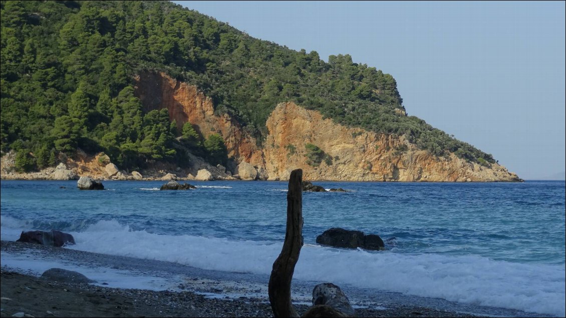 Le cap avec à gauche notre "grotte" de la veille