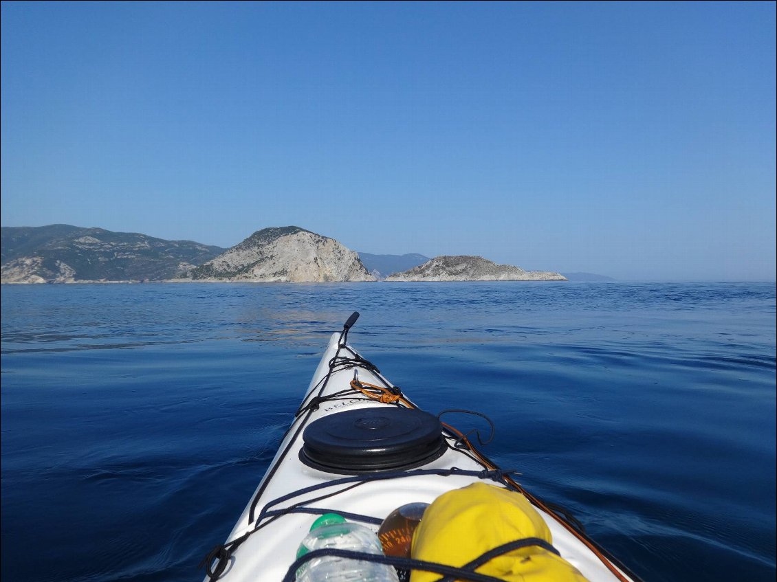 C'est parti pour la côte nord d'Alonissos (ici on voit les îles entre Alonissos et Skopelos)