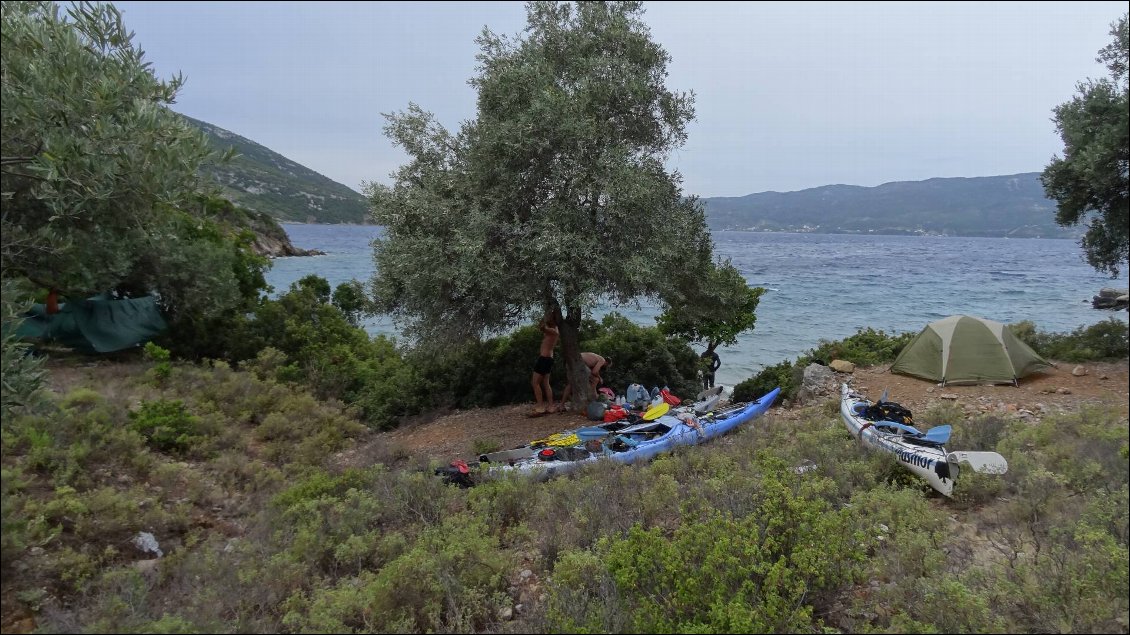 Les kayaks sont remontés, tente et hamacs bâchés, on est parés pour le front d'orage !