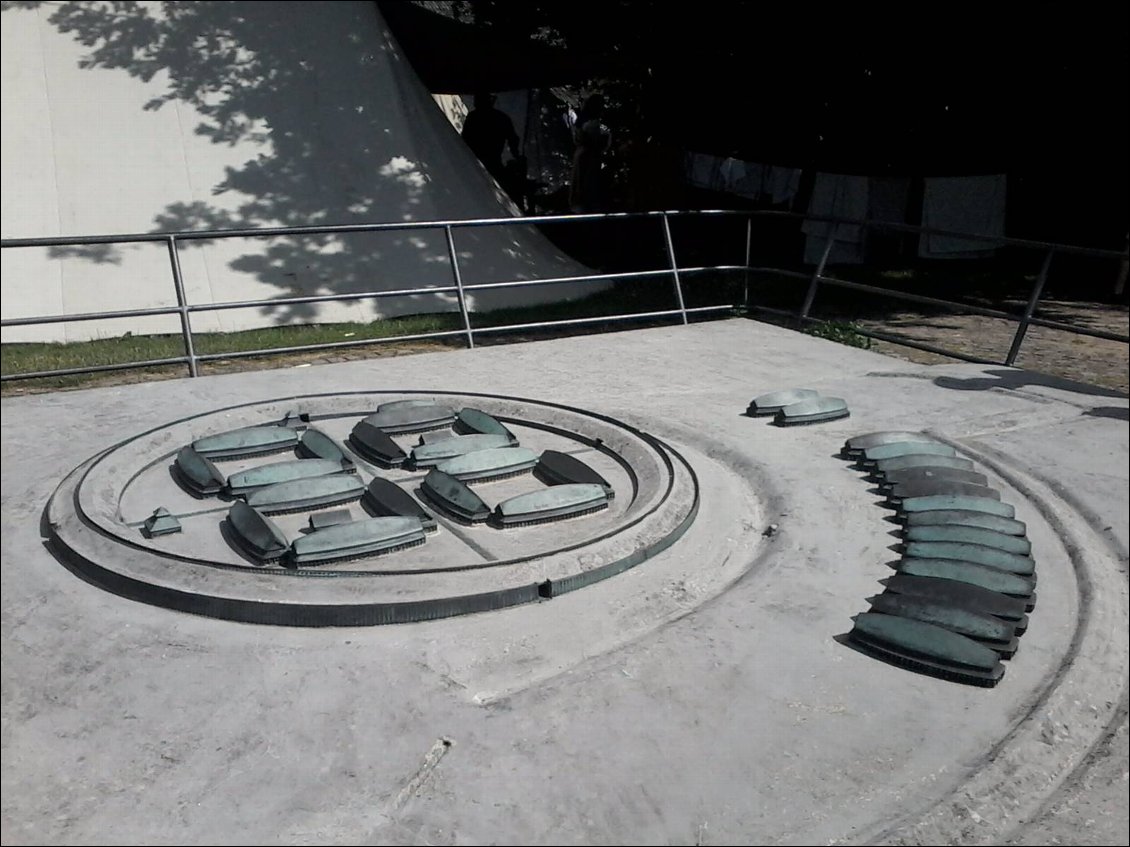 Maquette de la forteresse. Un rempart circulaire (bois recouvert de terre), encercle de grandes maisons communes regroupées en 4 sections séparées par 2 rues perpendiculaires. Ce type de forteresse à été conçue sous le règne de Harald à la dent bleue. On en retrouve plusieurs au Danemark. Le petit musée explique la construction de cette cité et l'organisation de la vie à l'intérieur.