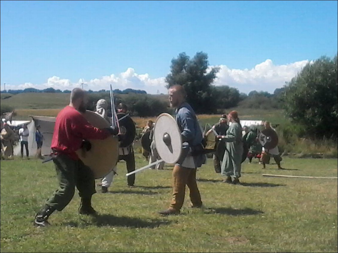Combat individuel. A l'épée, à la hache, à la lance ...