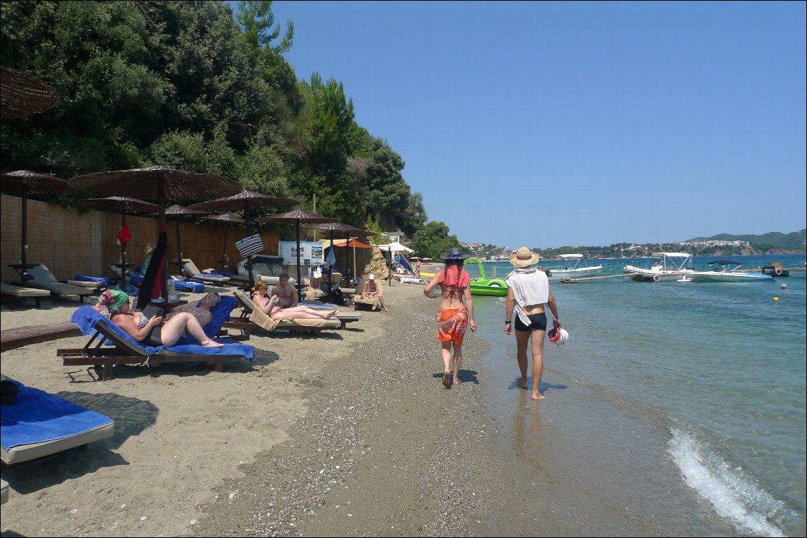Un des nombreux hôtels-plages. Les parasols en dur sont équipés d'un bouton permettant d'appeler le barman !
