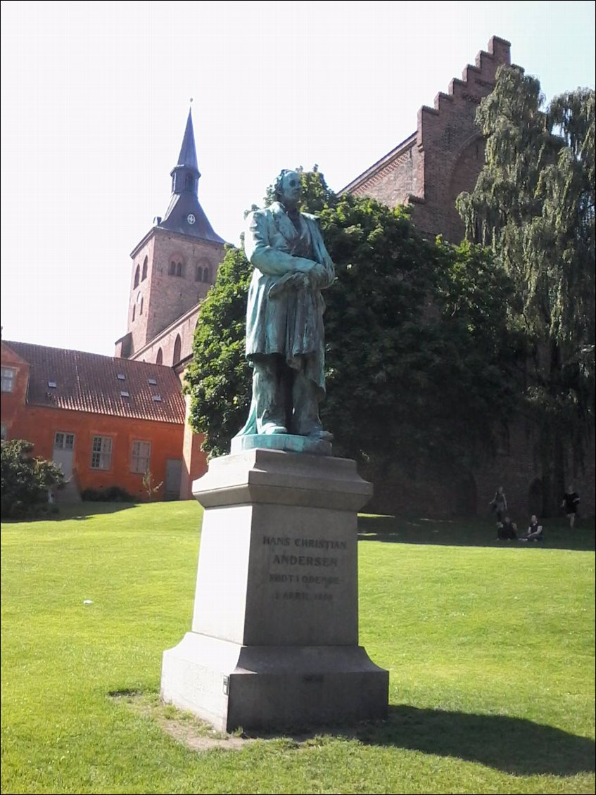 Andersen himself. Mais si vous connaissez. Le vilain petit canard, la petite sirène, la princesse au petit pois ... et plein d'autres encore. Et malheureusement pour les parents, la reine des neiges en version Disney.