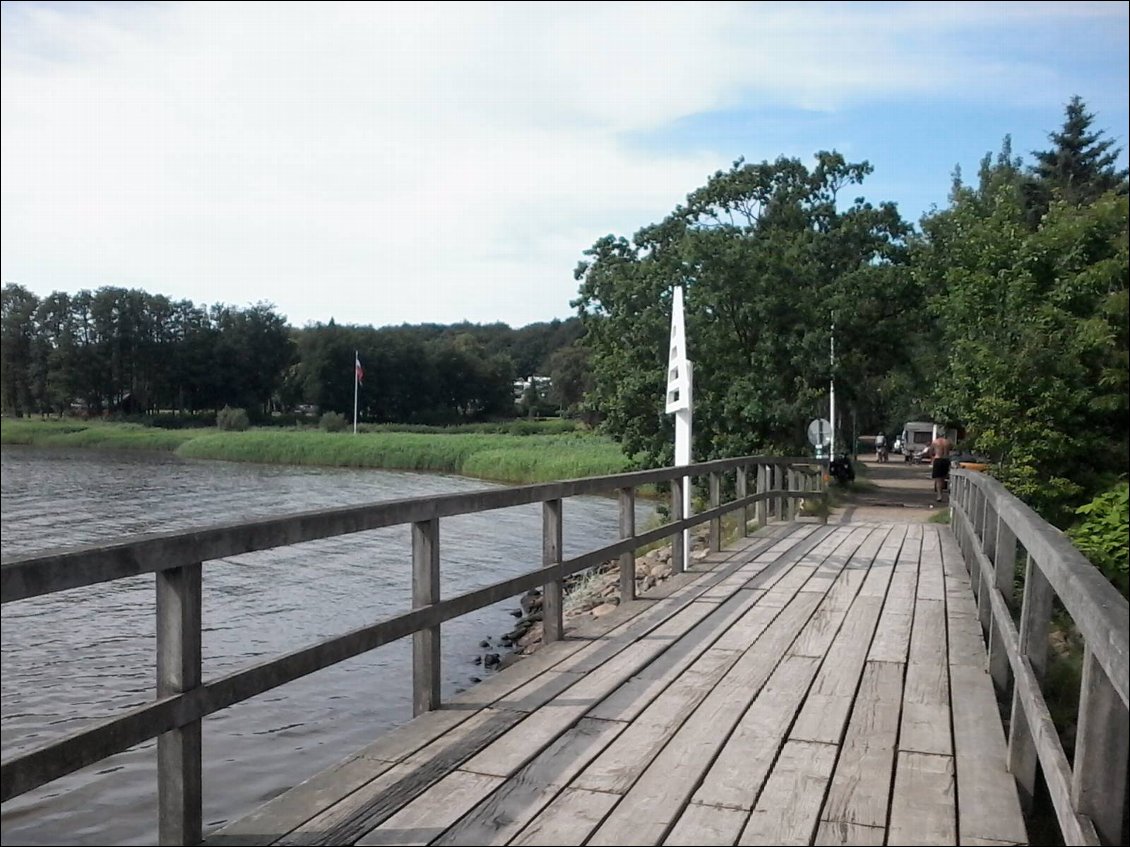 Tu te souviens du pont, qu'on traversait naguère, pour passer La rivière ...
La frontière entre le Danemark et l'Allemagne. Au revoir le Danemark ! Snif.