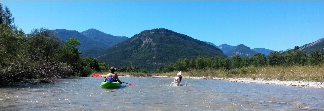 Par moment, Joon préfère marcher aux côtés des kayaks.