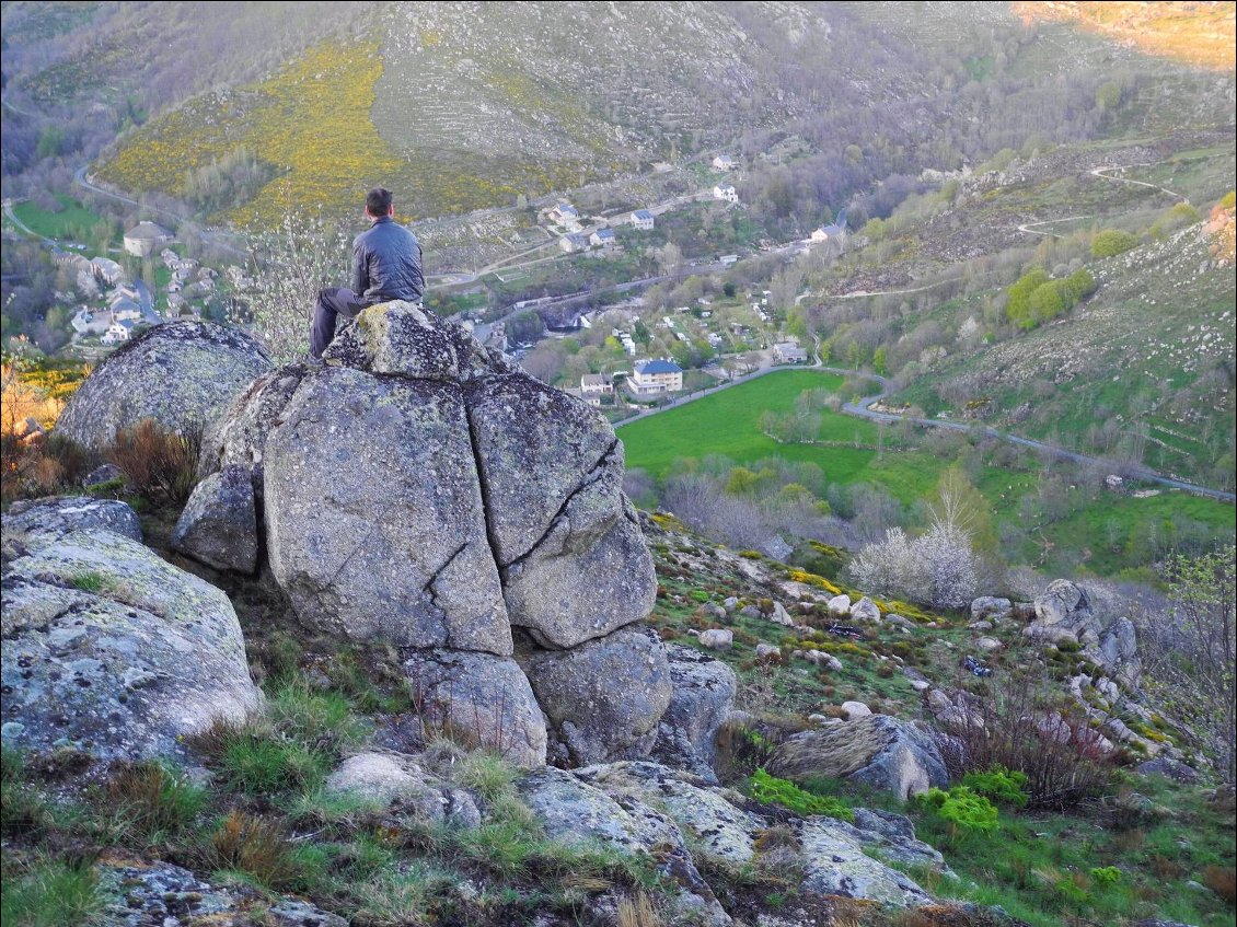 Bivouac au dessus de Pont de Montvert. Portage tout au long de la montée, nous conseillons vivement d'emprunter la petite route jusqu'à l'Hermet!