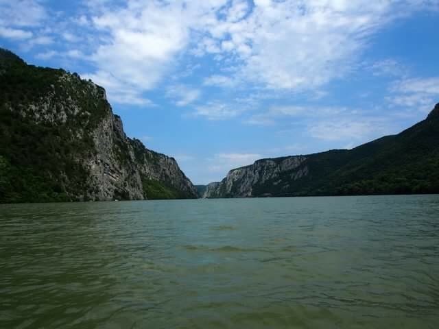 Le danube passe de 6km à 200m de large