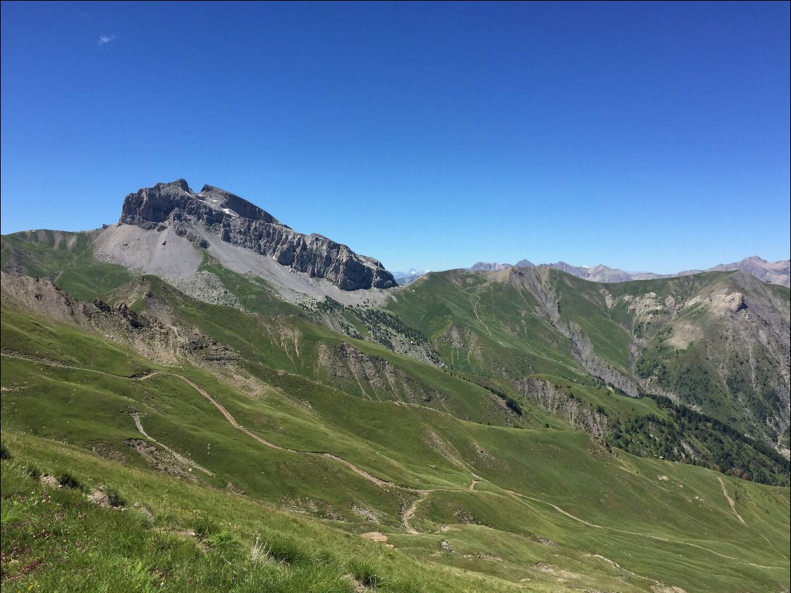 Au fond, la grande Séolane et au premier plan la piste par laquelle je suis redescendu