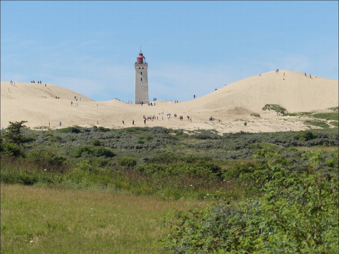 ça avait l'air beau de loin, mais comment dire ... très fréquenté, aussi! Drôle d'idée d'ailleurs de bâtir un phare sur des dunes