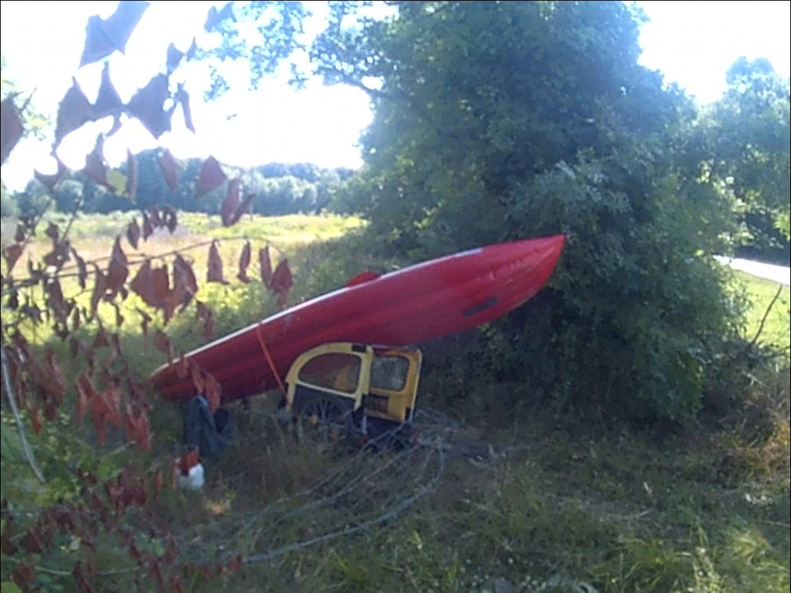 Portage d'un canoë gonflé avec une remorque à vélo