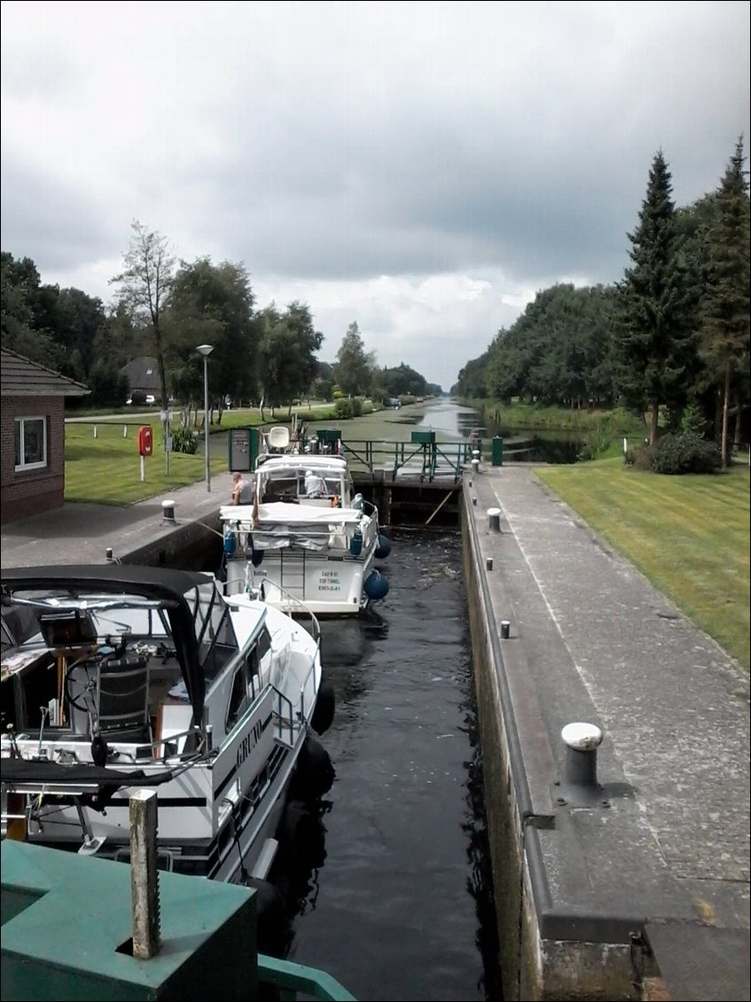 Une des rares écluses du canal. La campagne est très plate.