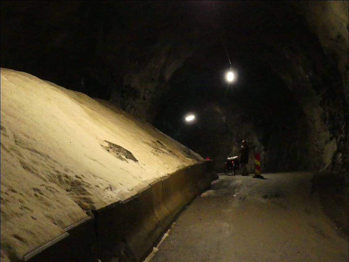 stock de sel et tunnel vélo