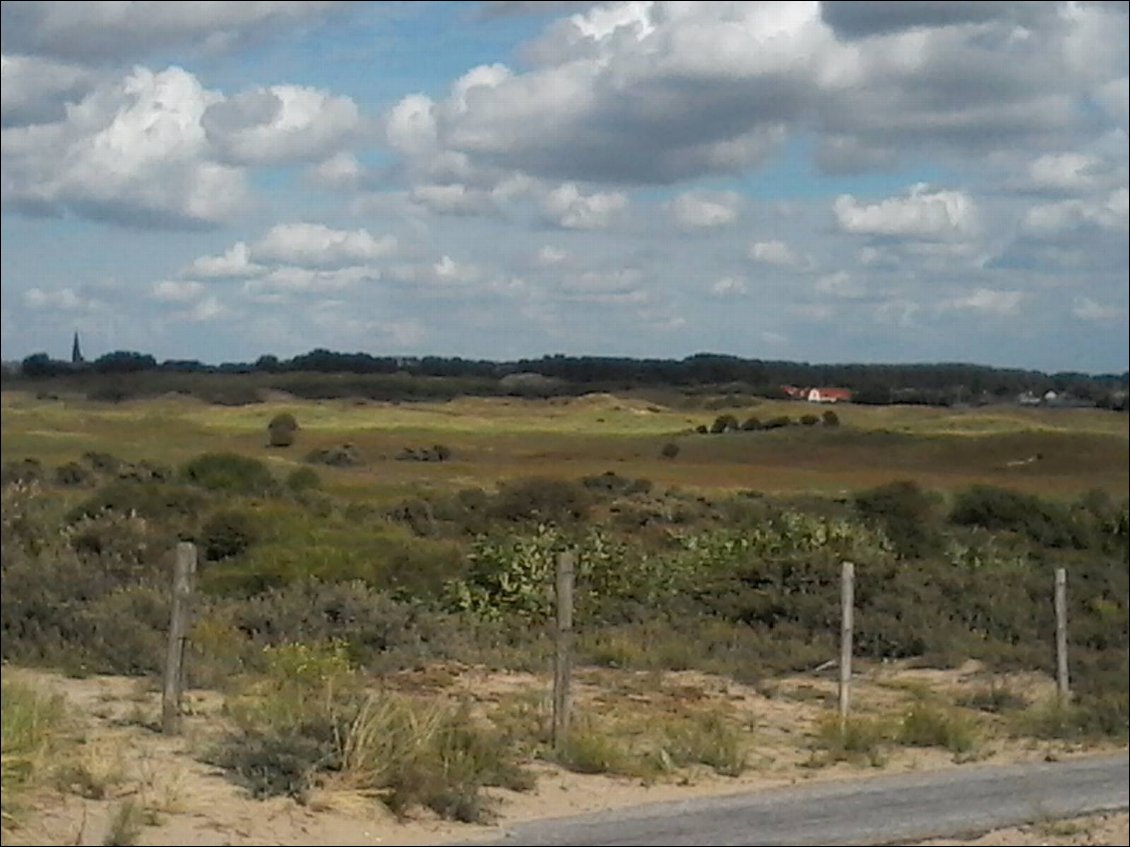 Et puis retour dans les dunes, parfois agrémentées d'une grosse verrue, oups pardon d'une sympathique station balnéaire.