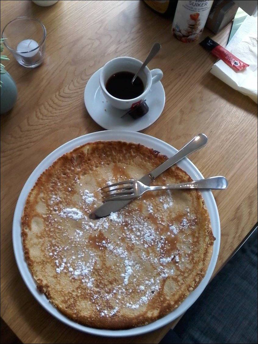 A chacun son goûter. Moi un pannekoek au sucre dans un resto