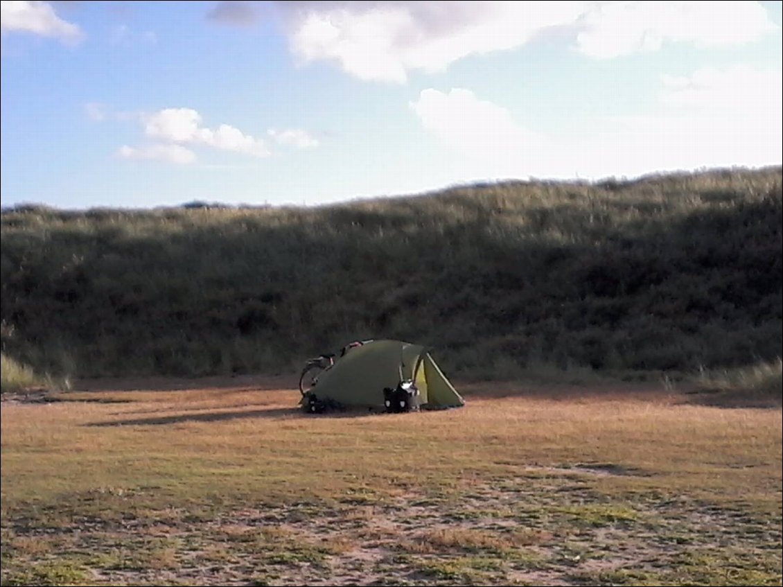 Dernier bivouac aux Pays-Bas, juste à la frontière avec la Belgique. Le lendemain matin, il pleut comme vache qui pisse, m'obligeant à patienter dans la tente jusqu'à midi. J'aurais mieux fait de dormir. Je démonte le camp sous un léger crachin et pars direction Bruges au pays des moules-frites.