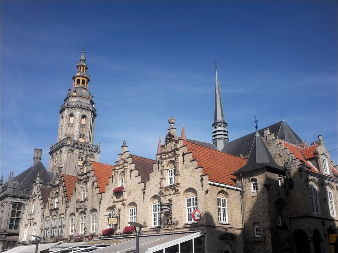 La grande place de Furnes.