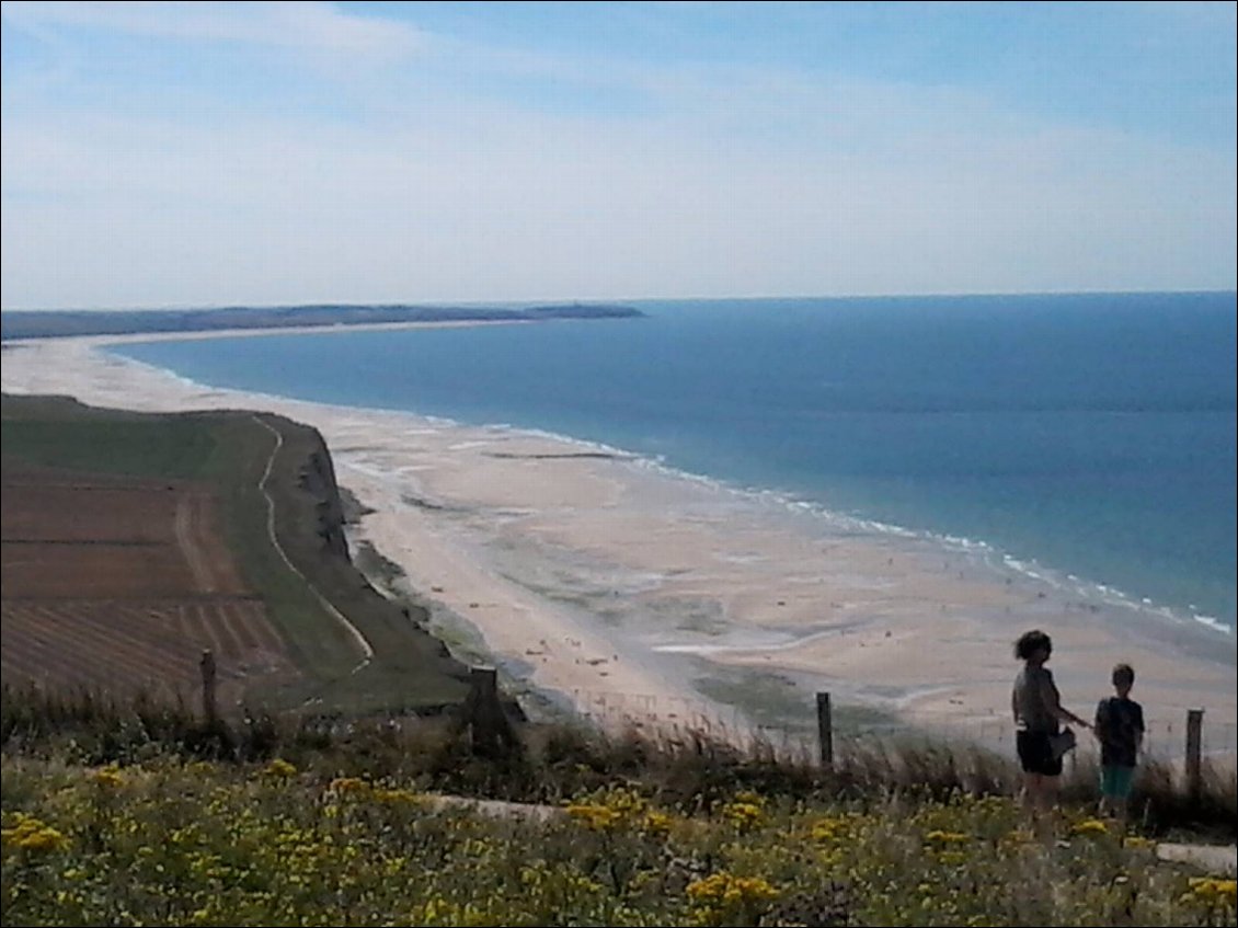 Le cap Gris Nez au fond