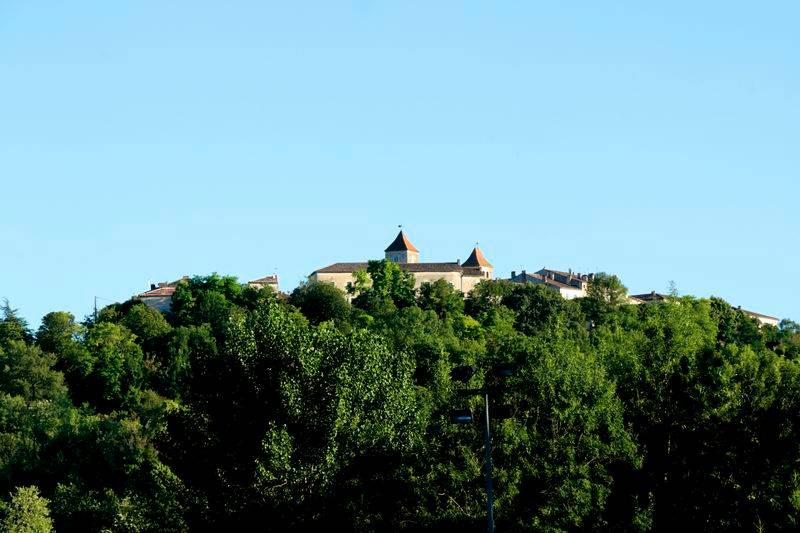Vue l'heure , je continue ma route vers Lauzerte que j'atteindrai à 19h. et 138 kms au compteur.
Le village haut perché, j’entreprends la montée 10/12%.... visite rapide de ce beau village qui mérite le détour.
Je vais suivre les panneaux "camping" qui me font redescendre, arrivée en bas plus de panneau.... et pas de camping à l'horizon, j'ai dû louper une indication, je remonte......et je vais réduire ma vitesse dans la descente pour être certain de ne rien louper. Me voilà arrivée en bas et à un croisement j'aperçois le fameux panneaux qui me manquait à peine visible , enfouit dans la végétation.
Je tourne dans la bonne direction et arrive devant une grille de chantier, une feuille de papier A4 écrit en petit au stylo : "camping fermé pour travaux" ....????????????????? fermé en juillet ??