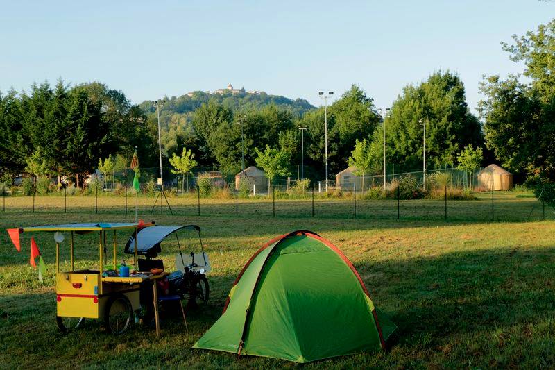 il est 20h !! pas de camping mais j'aperçois une aire de loisir, personne dessus, un beau gazon, wc et eau à disposition , l'endroit idéal pour un premier bivouac et passer une bonne nuit.