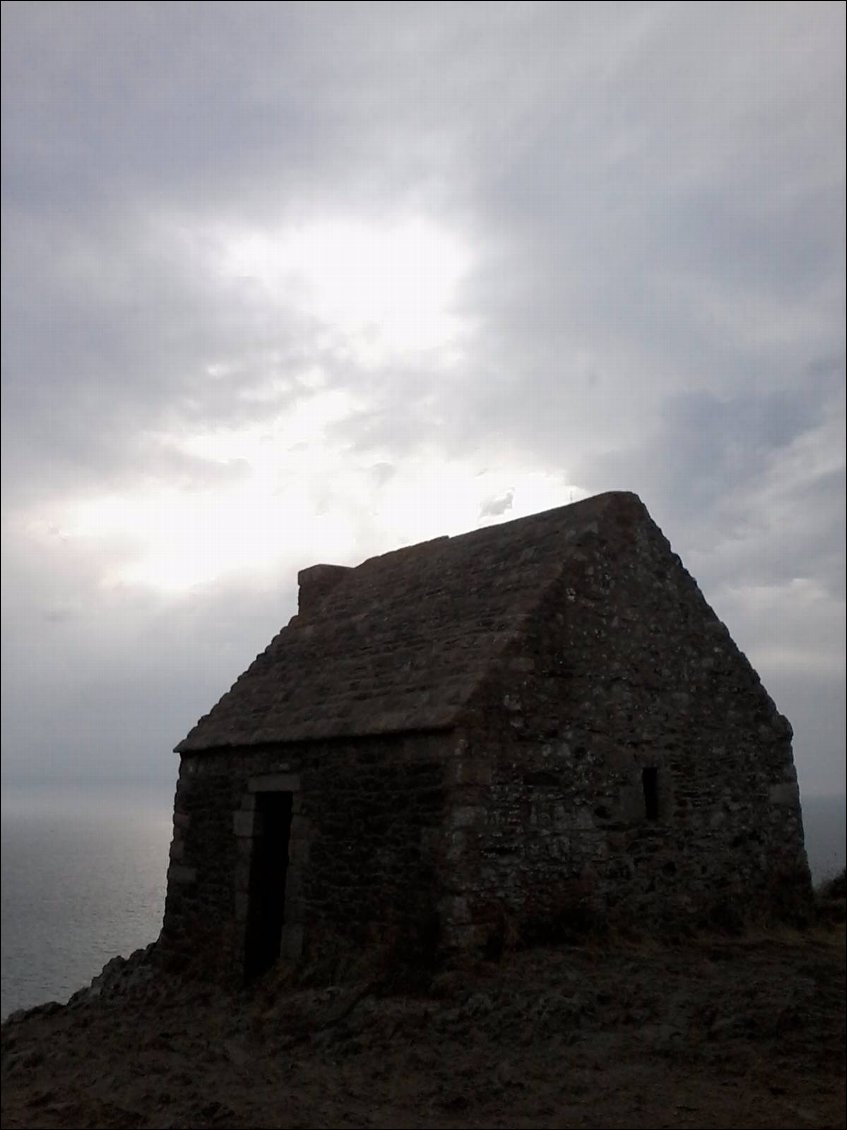 Cabane Vauban en bord de falaise. Gris sur gris, tout est dit.