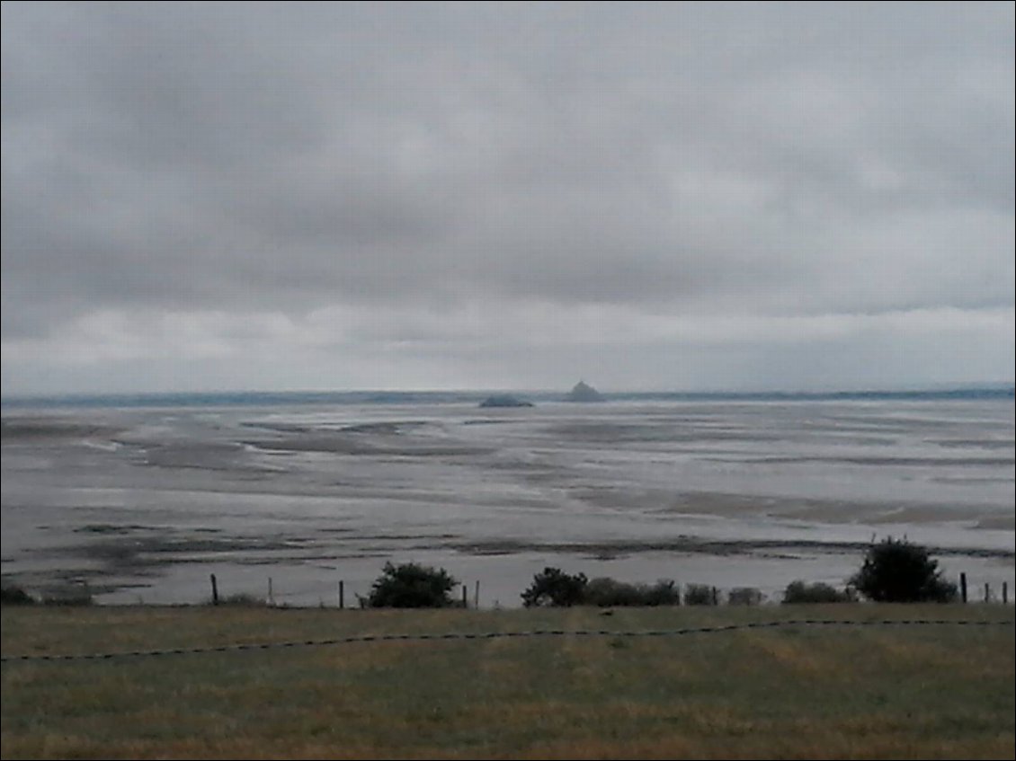 Nous sommes juste avant le we des grosses marées. Le Mont St Michel est au fond, derrière les bancs de vase.