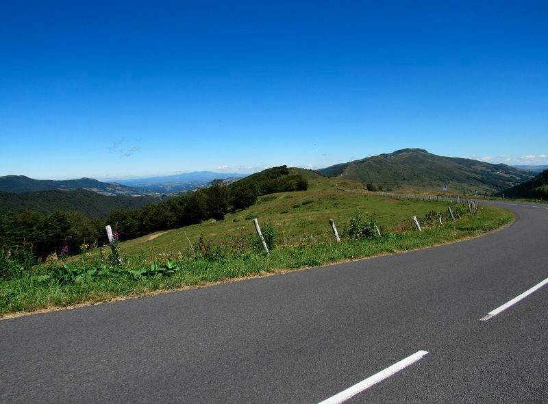 Vue du col d'Eylac sur le Massif du Sancy en arrière plan.