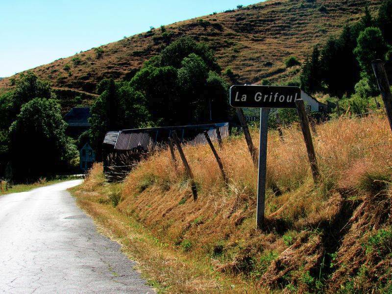 Je vais Bivouaquer là........ à 1230m d'altitude.
Excellent accueil de l'agriculteur qui me laisse un endroit bien calme au bord d'un torrent.