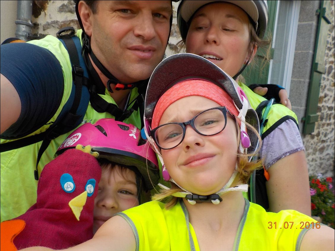 Selfie Familiale de notre départ avec notre mascotte qui se prénomme "Mascocotte" qui nous suivra tout au long de notre périple.