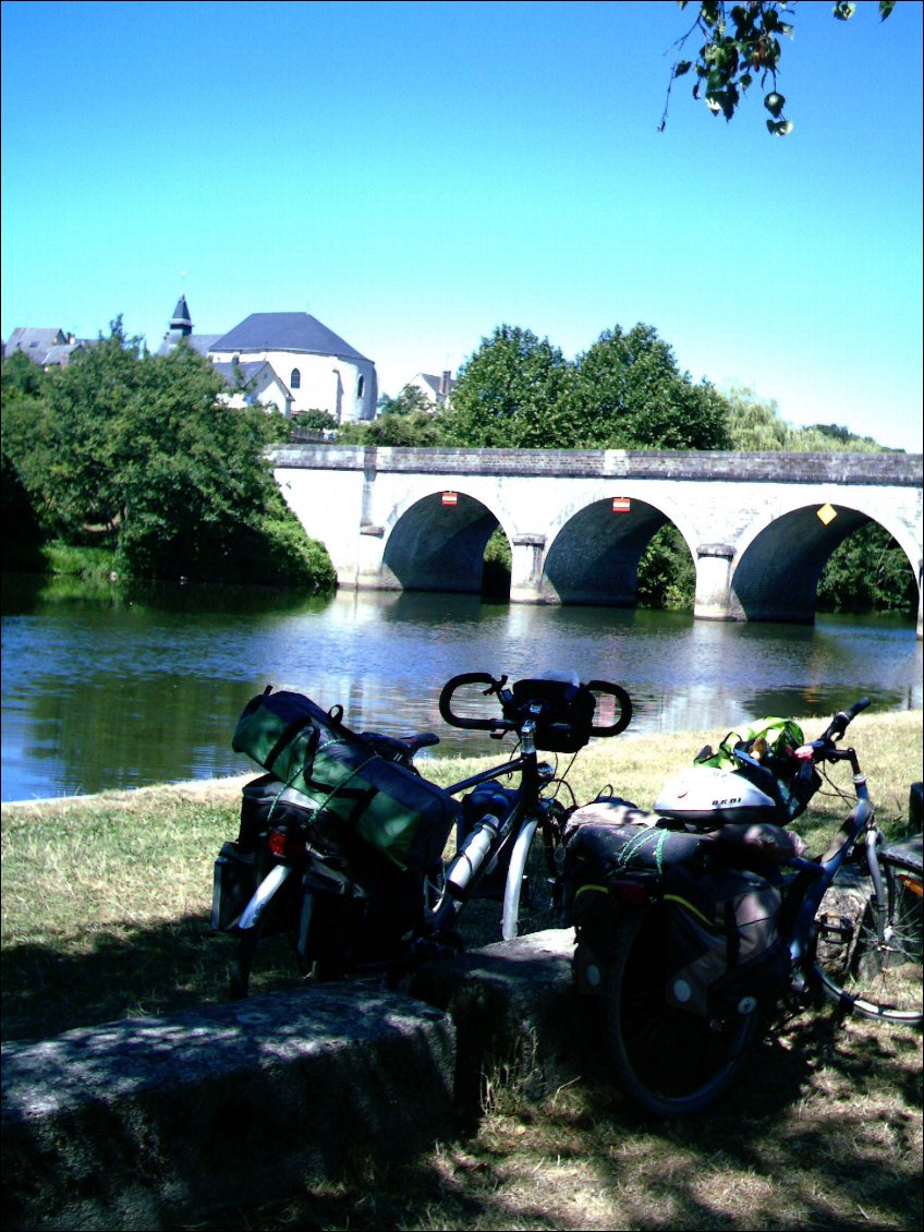 Pause déjeuner au pied du pont de Saint-Jean-sur-Mayenne.
