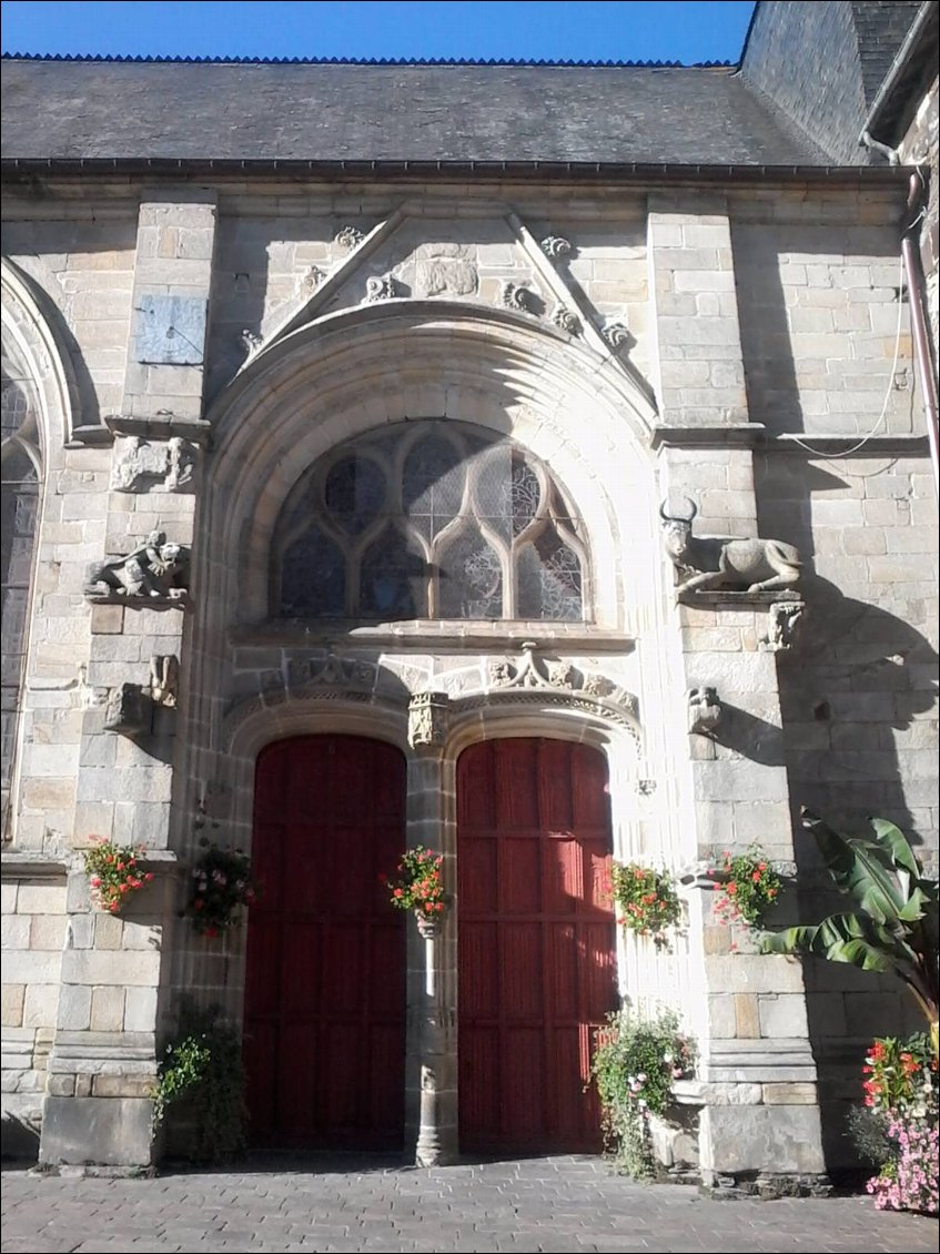 L'église est ornée de sculptures et de bas reliefs symboliques représentant la débauche, la luxure, la contestation, l'ivrogne ... et autres joyeusetés de la vie.