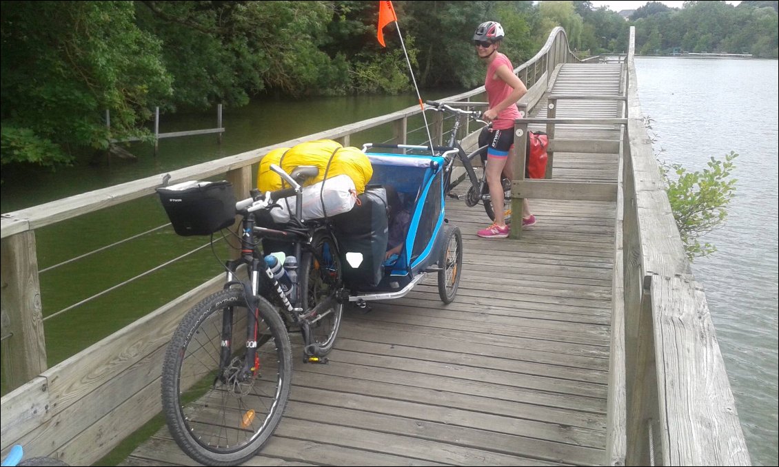 Petite péripétie pour rejoindre le camping de Nantes... où un chauffeur de bateau mouche a été très sympa, il nous a permis de prendre le petit bac gratuitement mais il avait oublié de nous dire que sur le chemin, il y avait 4 barrières, il a donc fallu démonter 4 fois la remorque et la barre vélo... mais le cadre était sympa (canal de l'Erdre)