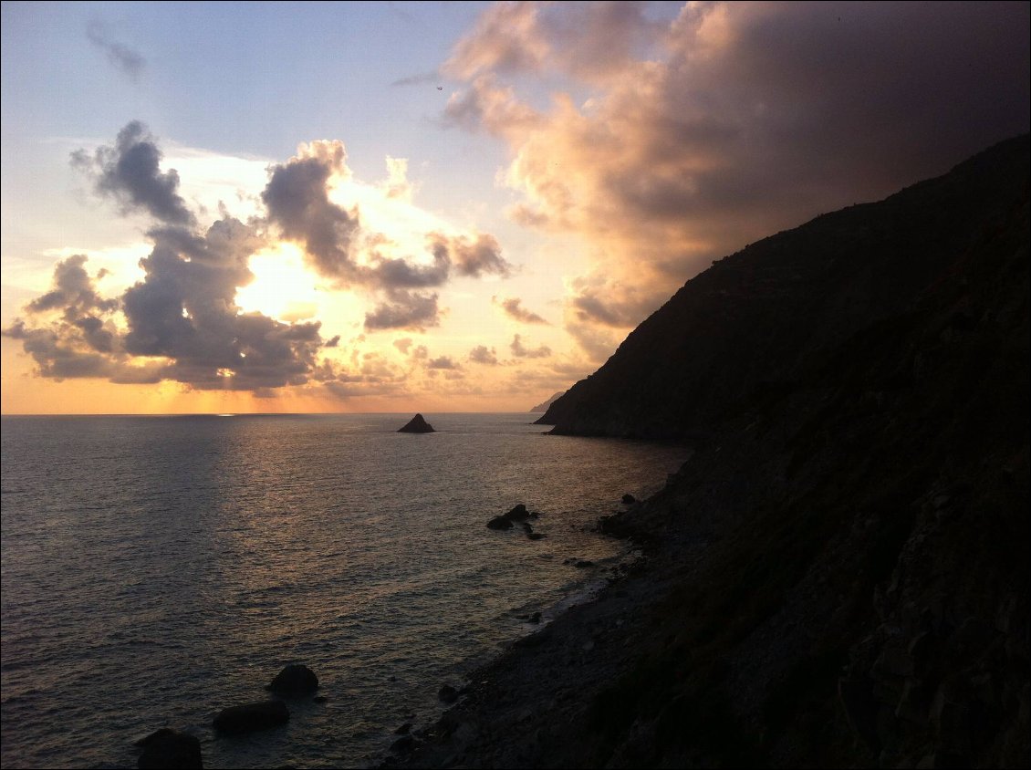 couché du soleil sur les côtes de cinque terre