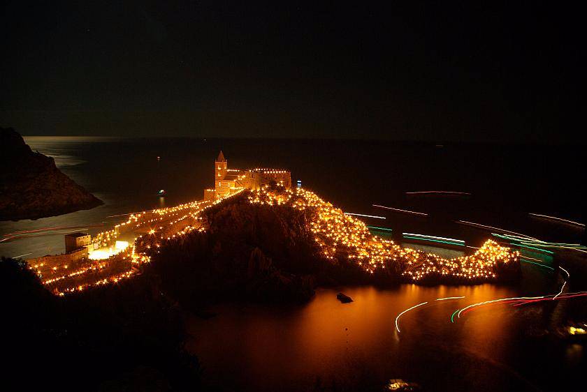 Portovenere le 17 Aout pour la Santa Madona. Photo trouvée sur internet. On peut voir le village de portovenere et les illuminations depuis la Spraggia di persico, on la su trop tard..