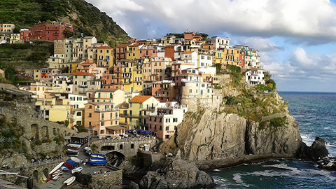 Manarola, village de Cinque Terre que l'on a pas souhaité visiter car trop fréquenté au mois d'Aout. Elu plus beau village du monde en 2015 askiparé