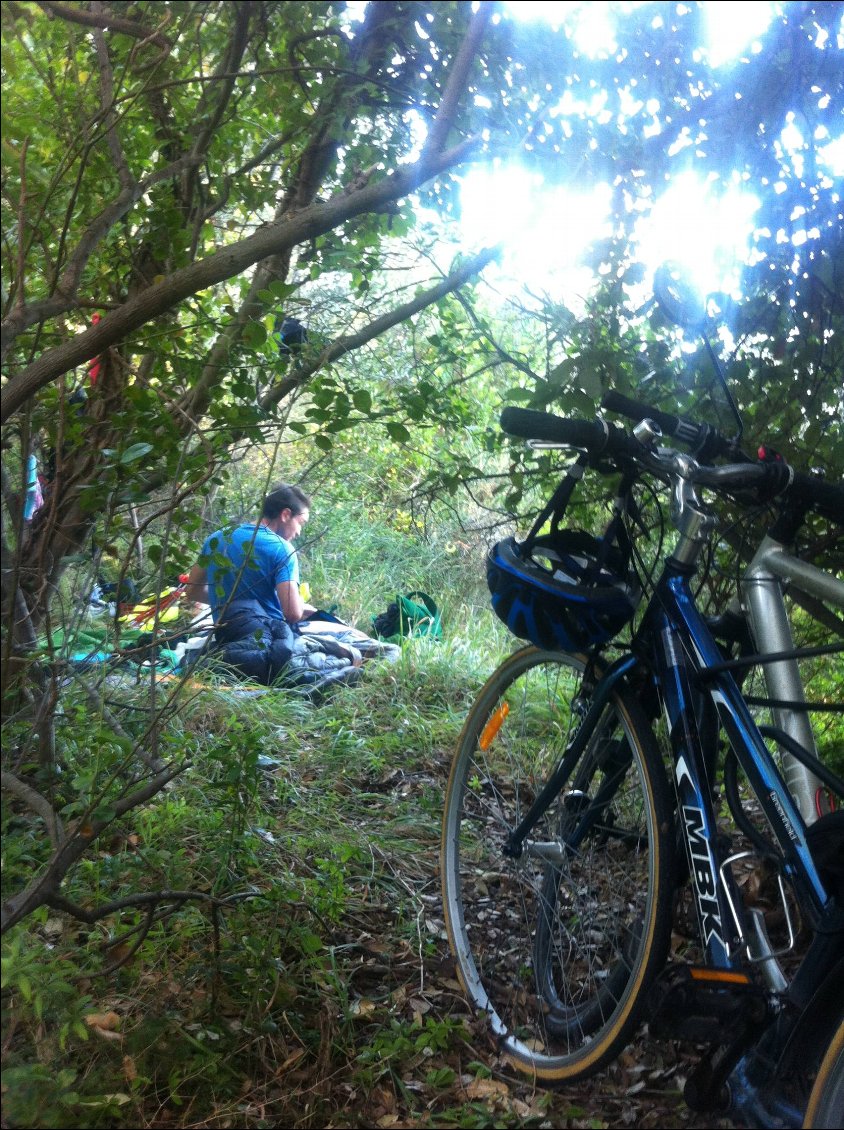 Camping sauvage juste avant Savona, vraiment pas évident de trouper un stop au calme... Après 30m d'escalade avec les vélos on se trouve un coin plutot sympa :p