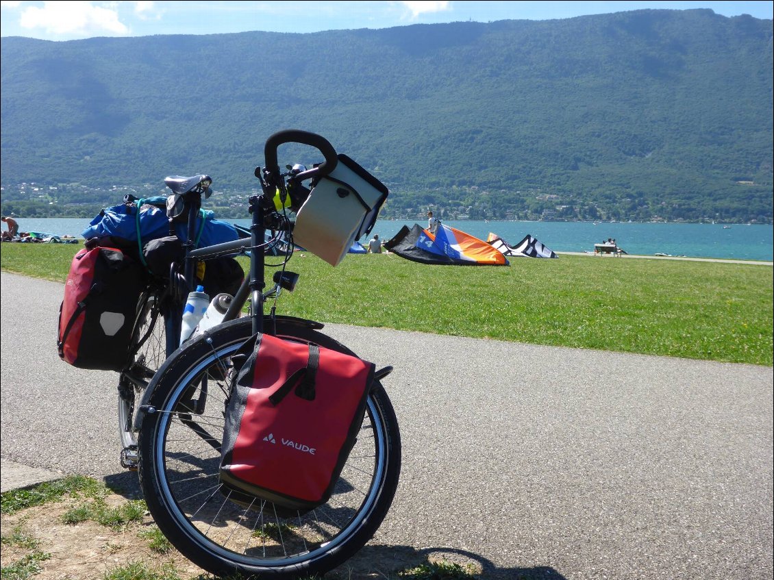 Petite pause sur le bord du lac du Bourget : le vent se fait attendre pour les kit-surfeurs