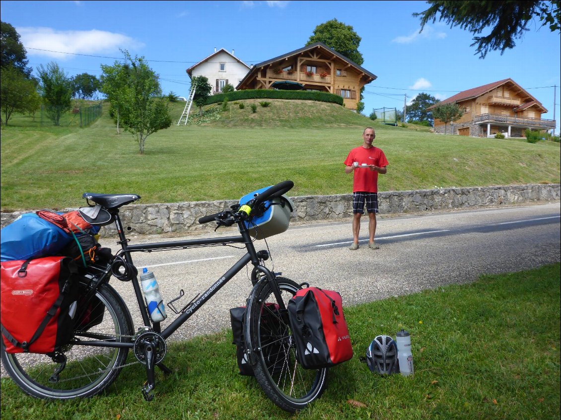 Bloqué par le tour cycliste de l'Ain dans la montée de Belleydoux, un voisin aimable me propose un café... encore merci à lui