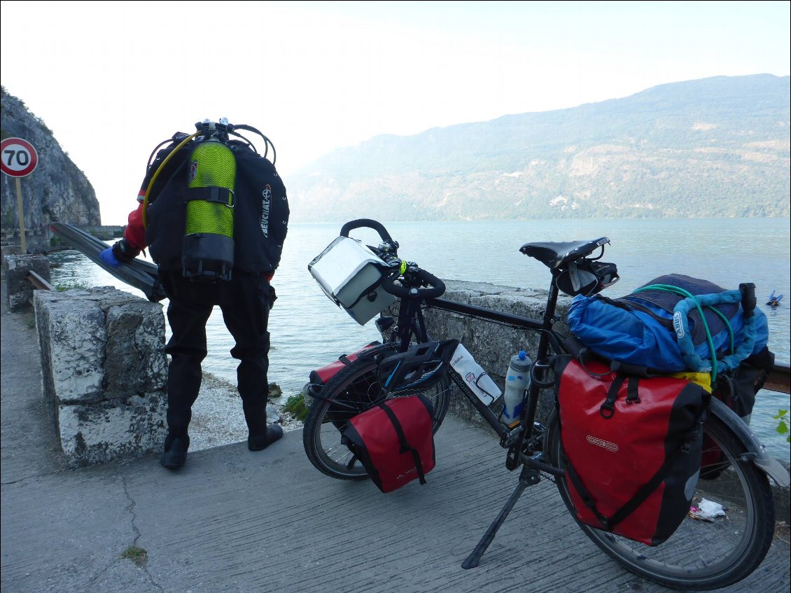 Rencontre incongrue sur le bord du lac de Bourget : il est vrai qu'avec 145 m de profondeur, il y a de quoi faire...