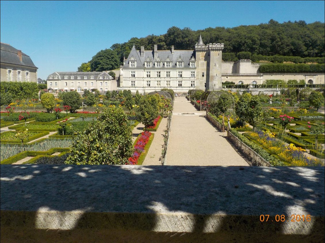 Très belle vue du Château et de son parc.